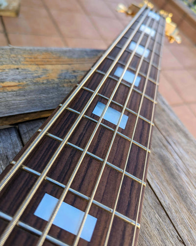Fodera Contrabass 6 Elite Holly AJ 2022 - Bajo Eléctrico | Body • Model: Contrabass Elite 6• Wood: Alder (with Alder Tone Block)• Top: Holly • Finish: Satin Neck • Wood: 5-Pieces Hard-Rock Maple • Profile: Thin/Fast• Finish: Satin • String Spacing: 19 mm•