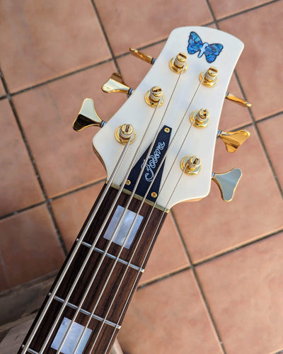 Fodera Contrabass 6 Elite Holly AJ 2022 - Bajo Eléctrico | Body • Model: Contrabass Elite 6• Wood: Alder (with Alder Tone Block)• Top: Holly • Finish: Satin Neck • Wood: 5-Pieces Hard-Rock Maple • Profile: Thin/Fast• Finish: Satin • String Spacing: 19 mm•