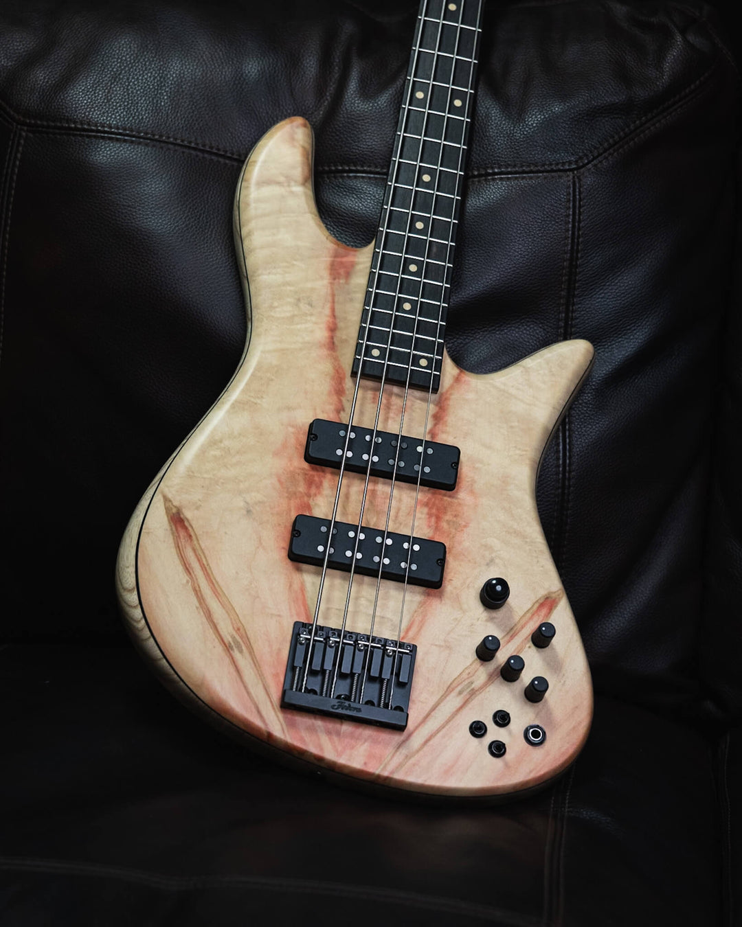 Fodera Emperor 4 Deluxe Japanese Maple 40th Anniversary 2024 - Bajo Eléctrico | Cuerpo • Modelo: Emperor• Madera: Ash • Top: Japanese Maple• Terminación: Matte Brazo • Madera: 3 Piezas de Hard-Rock Maple• Perfil: Regular• Terminación: Satin • Espaciado: 1