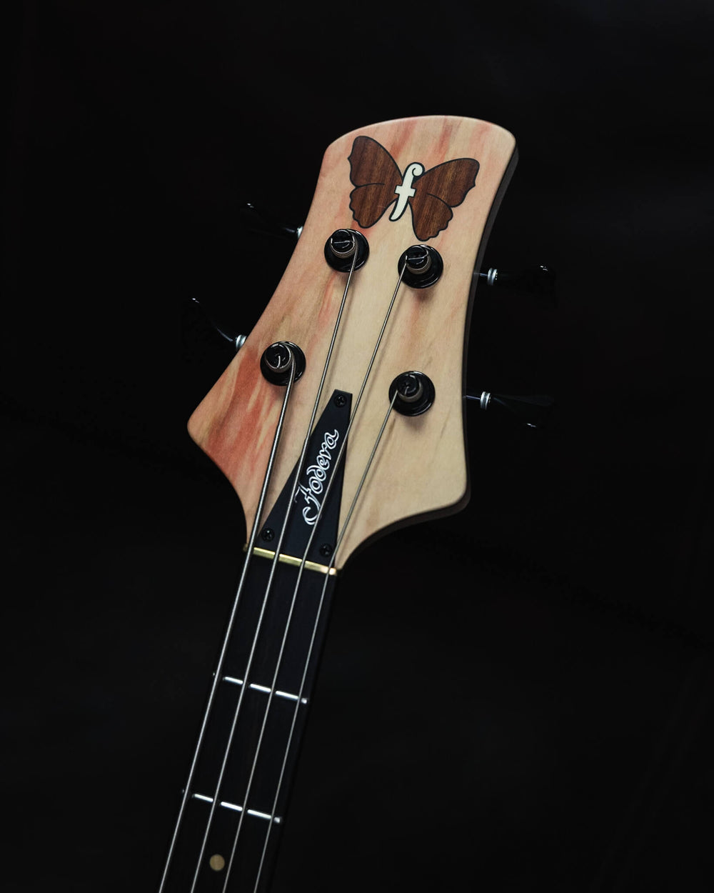 Fodera Emperor 4 Deluxe Japanese Maple 40th Anniversary 2024 - Bajo Eléctrico | Cuerpo • Modelo: Emperor• Madera: Ash • Top: Japanese Maple• Terminación: Matte Brazo • Madera: 3 Piezas de Hard-Rock Maple• Perfil: Regular• Terminación: Satin • Espaciado: 1