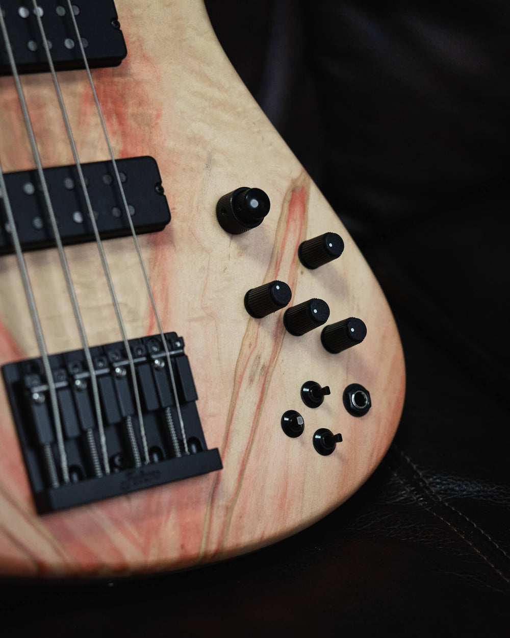 Fodera Emperor 4 Deluxe Japanese Maple 40th Anniversary 2024 - Bajo Eléctrico | Cuerpo • Modelo: Emperor• Madera: Ash • Top: Japanese Maple• Terminación: Matte Brazo • Madera: 3 Piezas de Hard-Rock Maple• Perfil: Regular• Terminación: Satin • Espaciado: 1