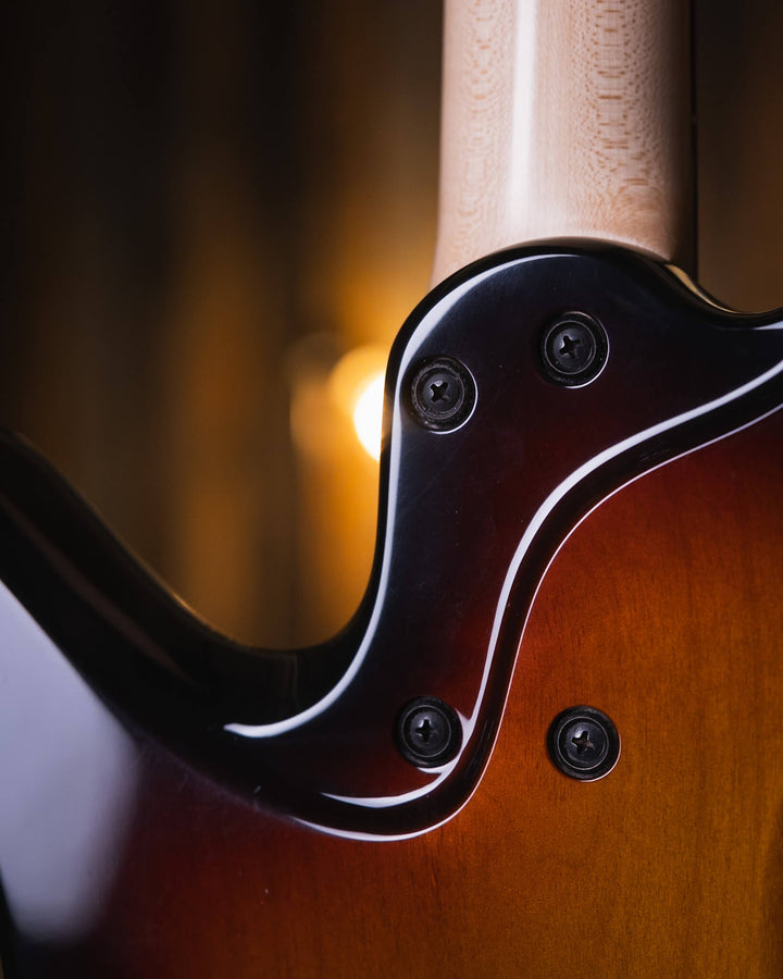 Fodera Emperor 4 J Classic Standard 3-Tone Burst 2016 - Bajo Eléctrico | Cuerpo • Modelo: Emperor J Classic• Color: 3-Tone Burst • Terminación: Gloss Brazo • Madera: 3-piece Hard Rock Maple/Quarter Sawn Maple• Perfil: “C”• Terminación: Satin • Espaciado: