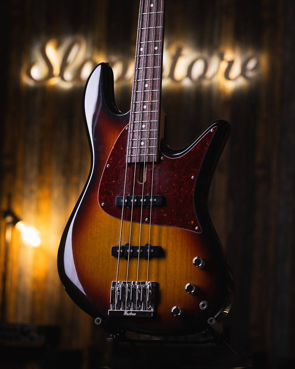 Fodera Emperor 4 J Classic Standard 3-Tone Burst 2016 - Bajo Eléctrico | Cuerpo • Modelo: Emperor J Classic• Color: 3-Tone Burst • Terminación: Gloss Brazo • Madera: 3-piece Hard Rock Maple/Quarter Sawn Maple• Perfil: “C”• Terminación: Satin • Espaciado: