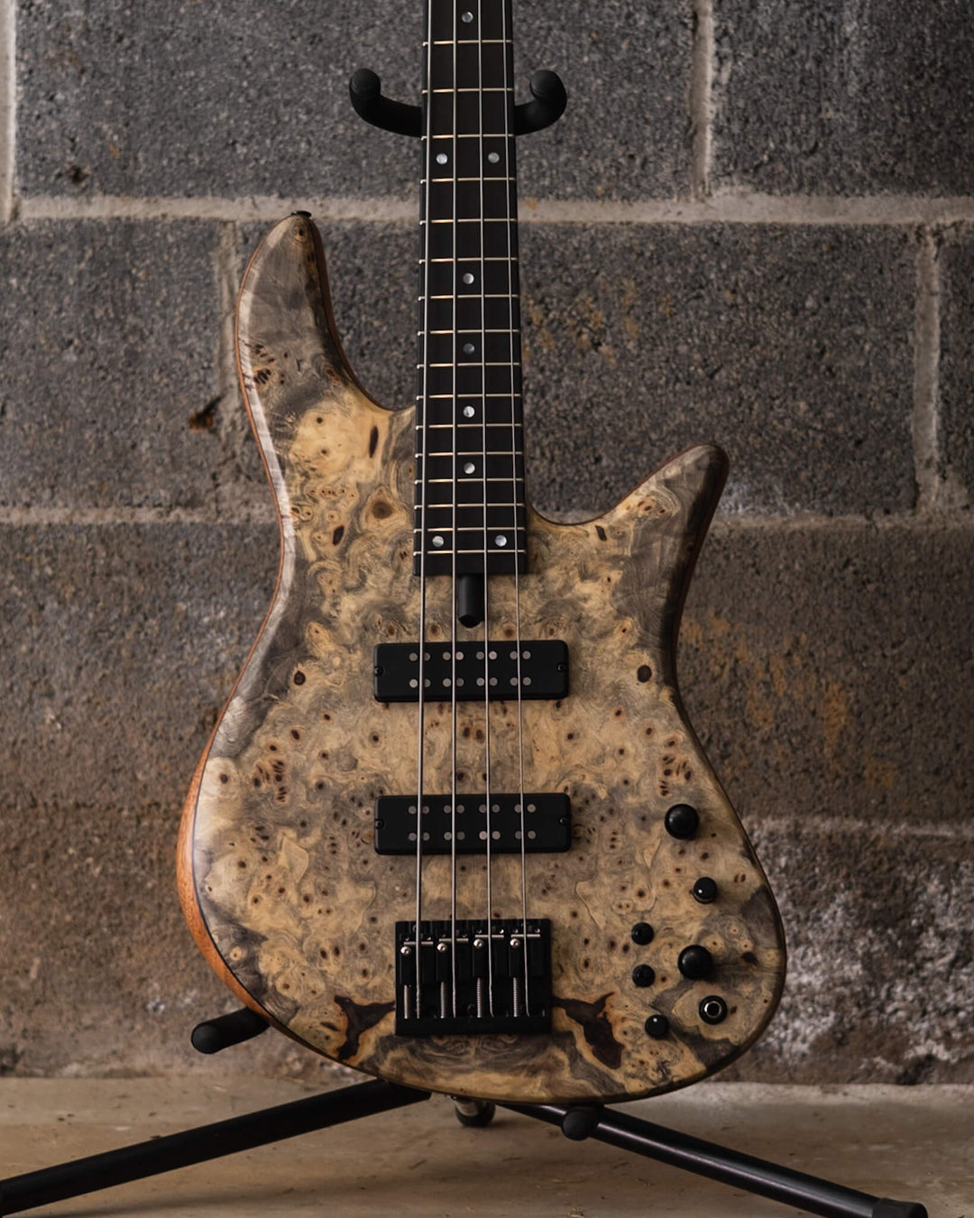 Fodera Emperor 4 Standard Special Buckeye Burl (End-2024) - Bajo Eléctrico | Cuerpo • Modelo: Emperor 4 Standard Special• Madera: Mahogany • Top: Buckeye Burl • Terminación: Satin Brazo • Madera: 3 piezas de Hard-Rock Maple• Perfil: Standard• Terminación: