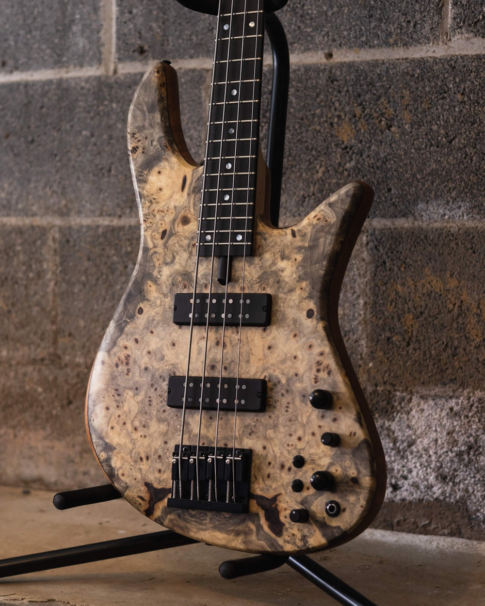 Fodera Emperor 4 Standard Special Buckeye Burl (End-2024) - Bajo Eléctrico | Cuerpo • Modelo: Emperor 4 Standard Special• Madera: Mahogany • Top: Buckeye Burl • Terminación: Satin Brazo • Madera: 3 piezas de Hard-Rock Maple• Perfil: Standard• Terminación: