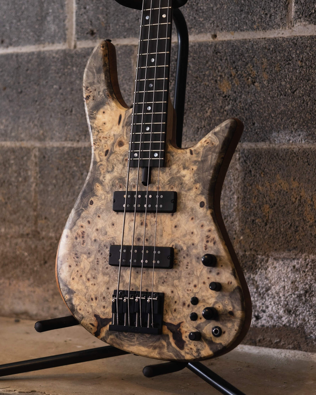 Fodera Emperor 4 Standard Special Buckeye Burl (End-2024) - Bajo Eléctrico | Cuerpo • Modelo: Emperor 4 Standard Special• Madera: Mahogany • Top: Buckeye Burl • Terminación: Satin Brazo • Madera: 3 piezas de Hard-Rock Maple• Perfil: Standard• Terminación:
