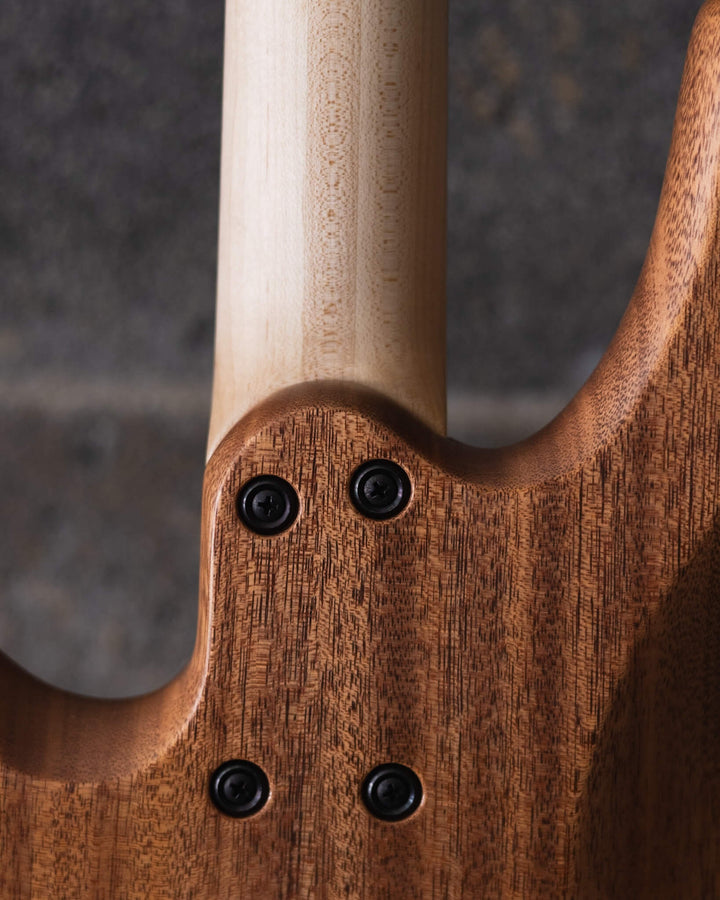 Fodera Emperor 4 Standard Special Buckeye Burl (End-2024) - Bajo Eléctrico | Cuerpo • Modelo: Emperor 4 Standard Special• Madera: Mahogany • Top: Buckeye Burl • Terminación: Satin Brazo • Madera: 3 piezas de Hard-Rock Maple• Perfil: Standard• Terminación: