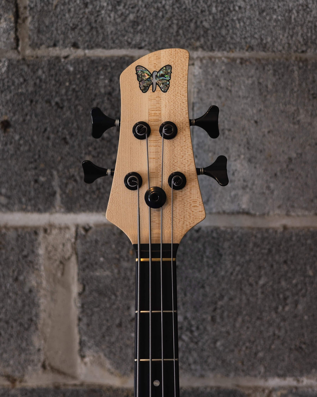 Fodera Emperor 4 Standard Special Buckeye Burl (End-2024) - Bajo Eléctrico | Cuerpo • Modelo: Emperor 4 Standard Special• Madera: Mahogany • Top: Buckeye Burl • Terminación: Satin Brazo • Madera: 3 piezas de Hard-Rock Maple• Perfil: Standard• Terminación: