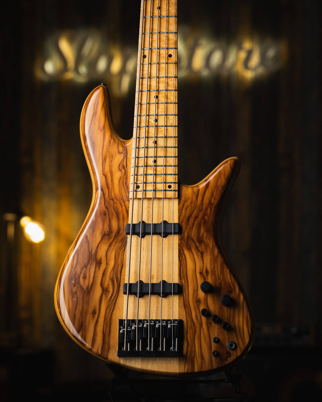 Fodera Emperor 5 Elite Olive 1992- Bajo Eléctrico | Cuerpo • Modelo: Emperor Elite• Madera: Ash Tone-Block, Ash Wings • Top: Olive • Terminación: Matte Brazo • Madera: 3 Piezas de Hard-Rock Maple• Perfil: Regular• Terminación: Satin • Espaciado: 19 mm• Es