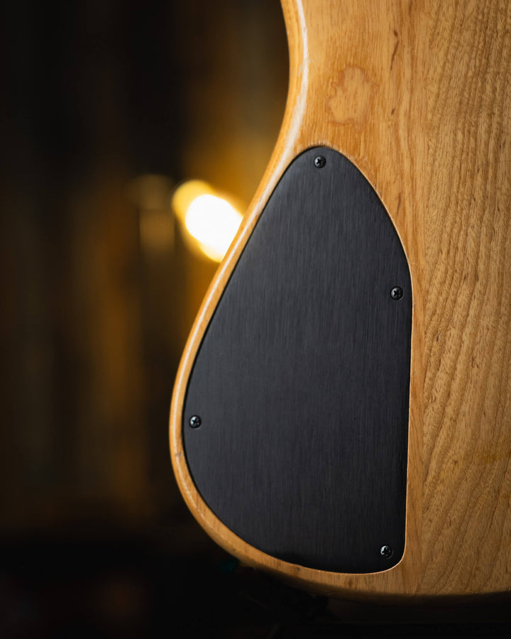 Fodera Emperor 5 Elite Olive 1992- Bajo Eléctrico | Cuerpo • Modelo: Emperor Elite• Madera: Ash Tone-Block, Ash Wings • Top: Olive • Terminación: Matte Brazo • Madera: 3 Piezas de Hard-Rock Maple• Perfil: Regular• Terminación: Satin • Espaciado: 19 mm• Es