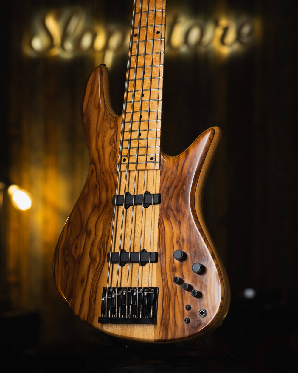 Fodera Emperor 5 Elite Olive 1992- Bajo Eléctrico | Cuerpo • Modelo: Emperor Elite• Madera: Ash Tone-Block, Ash Wings • Top: Olive • Terminación: Matte Brazo • Madera: 3 Piezas de Hard-Rock Maple• Perfil: Regular• Terminación: Satin • Espaciado: 19 mm• Es