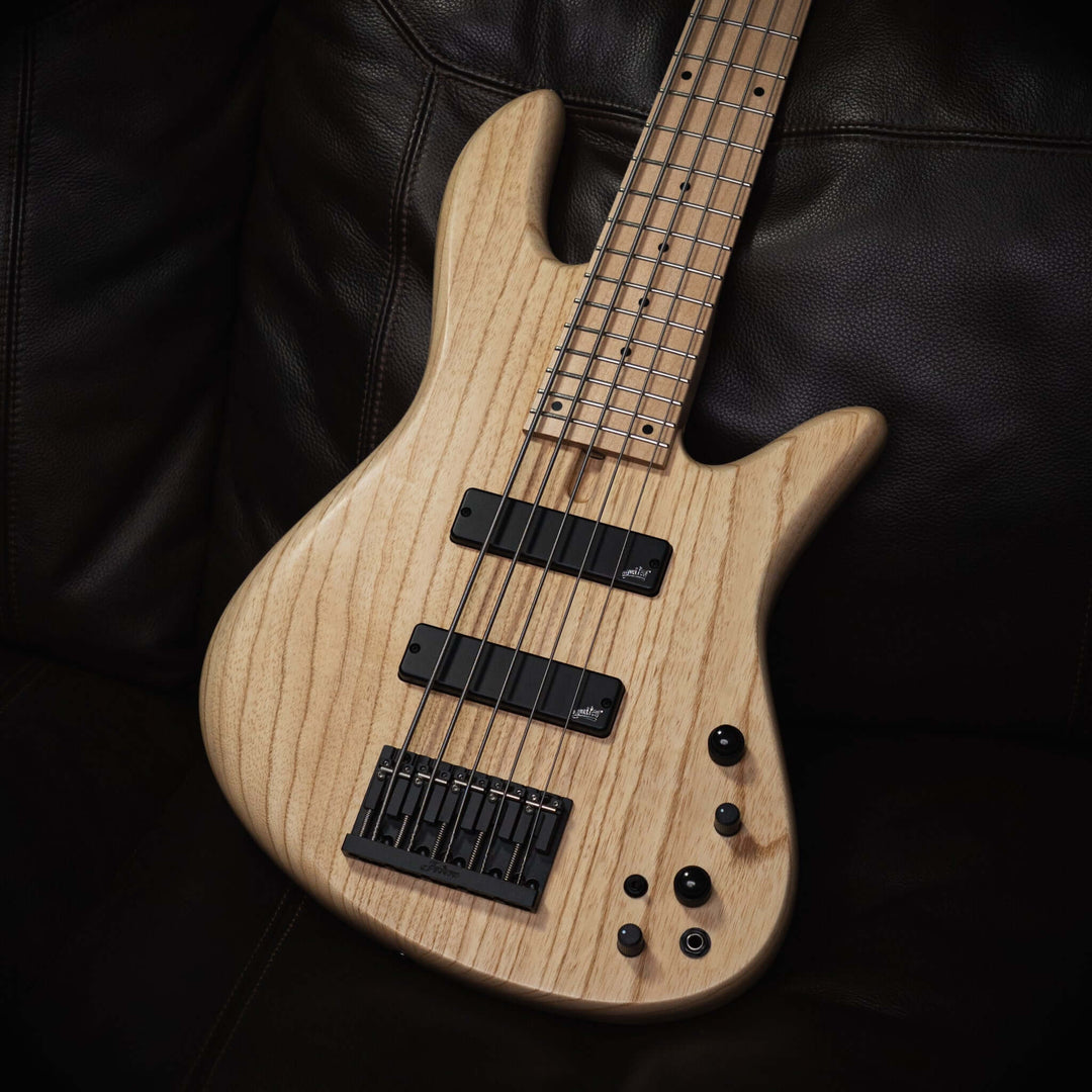 Fodera Emperor 5 Essence Ash 2023 - Bajo Eléctrico | Cuerpo • Modelo: Emperor • Madera: Ash • Terminación: Matte Brazo • Madera: 3 Piezas de Hard-Rock Maple• Perfil: Regular• Terminación: Satin • Espaciado: 19 mm• Escala: 34"• Nuez: Bronce Diapasón • Made