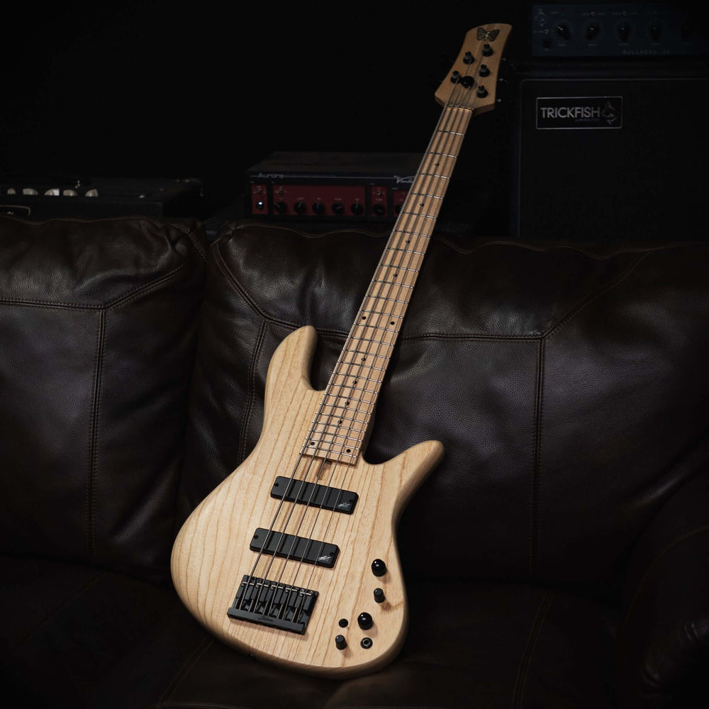 Fodera Emperor 5 Essence Ash 2023 - Bajo Eléctrico | Cuerpo • Modelo: Emperor • Madera: Ash • Terminación: Matte Brazo • Madera: 3 Piezas de Hard-Rock Maple• Perfil: Regular• Terminación: Satin • Espaciado: 19 mm• Escala: 34"• Nuez: Bronce Diapasón • Made