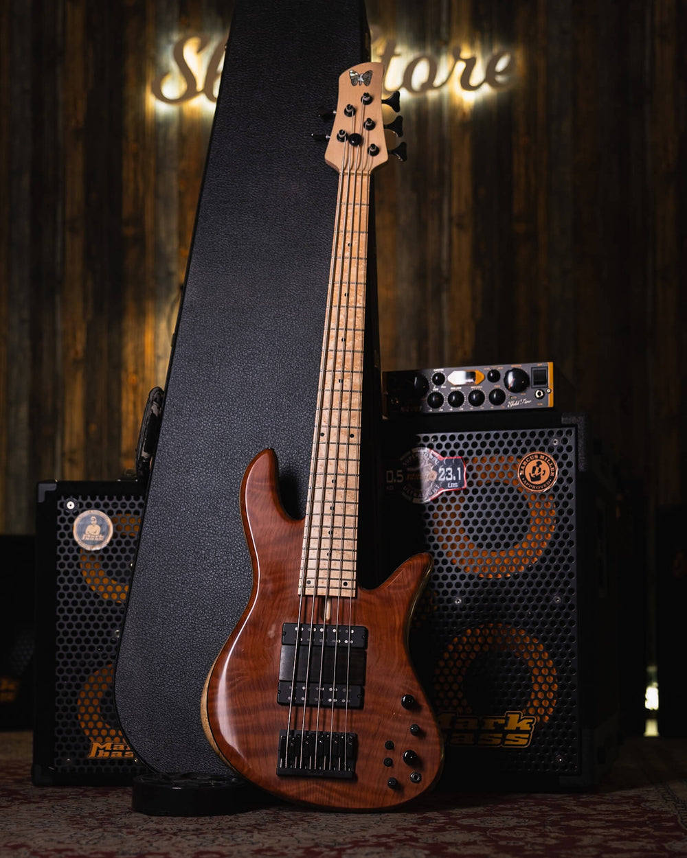 Fodera Emperor 5 Standar Special Flamed Redwood - Bajo Eléctrico | Cuerpo • Modelo: Emperor • Madera: Korina • Top: Flamed Redwood • Terminación: Satin Brazo • Madera: 3 Piezas de Hard-Rock Maple• Perfil: Regular• Terminación: Satin • Espaciado: 19 mm• Es