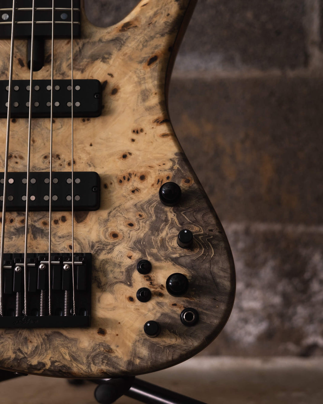 Fodera Emperor 5 Standard Special Buckeye Burl (End-2024) - Bajo Eléctrico | Cuerpo • Modelo: Emperor 5 Standard Special• Madera: Mahogany• Top: Buckeye Burl• Terminación: Satin Brazo • Madera: 3 Piezas de Hard-Rock Maple• Perfil: Standard • Terminación: