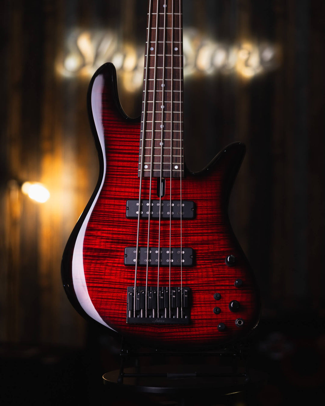 Fodera Emperor 5 Standard Trans Red Burst 2017 - Bajo Eléctrico | Cuerpo • Modelo: Emperor • Madera: Ash • Top: Flamed Maple • Terminación: Transparent Red Burst Gloss Brazo • Madera: 3 Piezas de Hard-Rock Maple• Perfil: Regular• Terminación: Satin • Espa