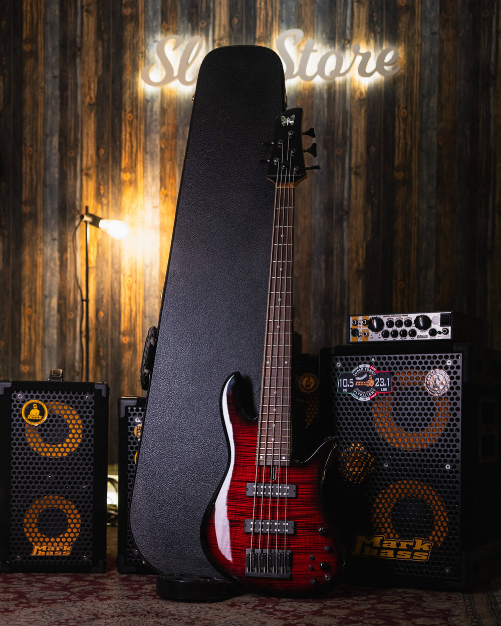 Fodera Emperor 5 Standard Trans Red Burst 2017 - Bajo Eléctrico | Cuerpo • Modelo: Emperor • Madera: Ash • Top: Flamed Maple • Terminación: Transparent Red Burst Gloss Brazo • Madera: 3 Piezas de Hard-Rock Maple• Perfil: Regular• Terminación: Satin • Espa