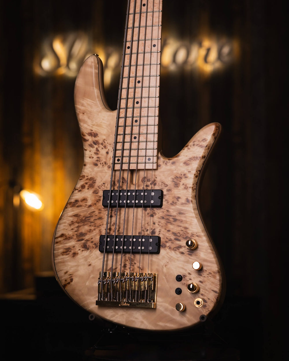 Fodera Emperor 6 Standard Special Poplar Burl 2023 - Bajo Eléctrico | Cuerpo • Modelo: Emperor 6 Standard Special• Madera: Alder • Top: Poplar Burl• Terminación: Satin Brazo • Madera: 3 Piezas de Hard-Rock Maple• Perfil: Standard • Terminación: Satin • Es