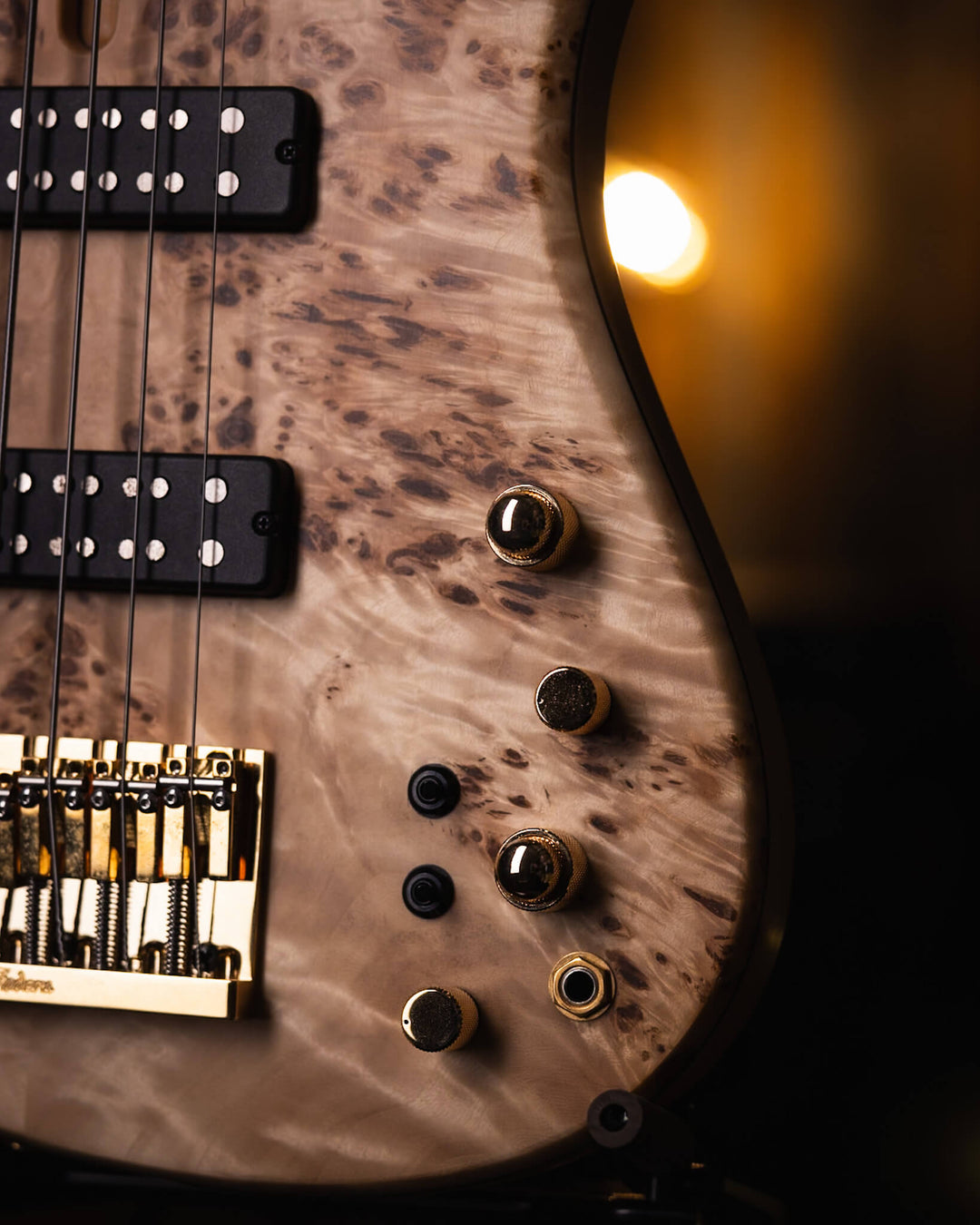 Fodera Emperor 6 Standard Special Poplar Burl 2023 - Bajo Eléctrico | Cuerpo • Modelo: Emperor 6 Standard Special• Madera: Alder • Top: Poplar Burl• Terminación: Satin Brazo • Madera: 3 Piezas de Hard-Rock Maple• Perfil: Standard • Terminación: Satin • Es