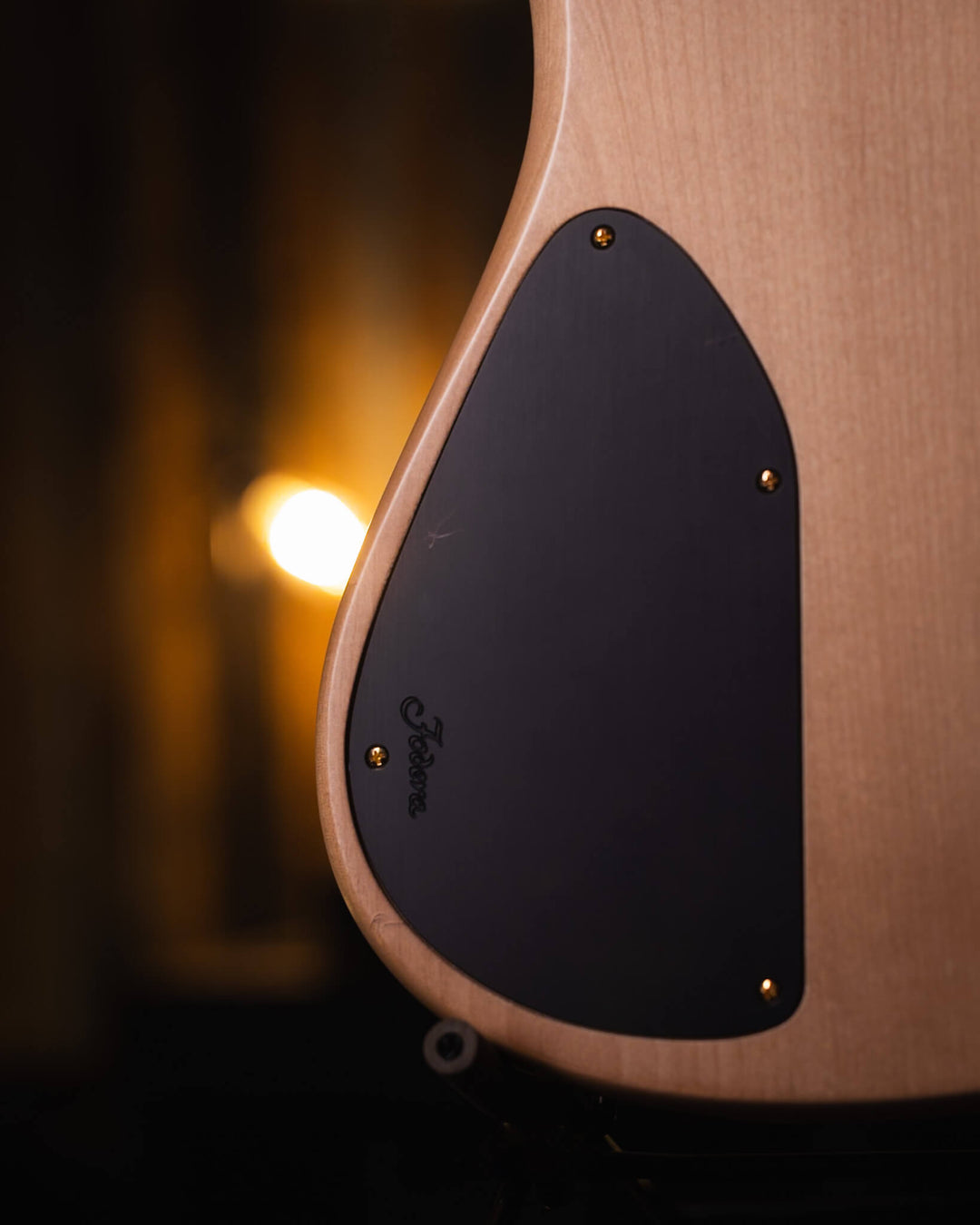 Fodera Emperor 6 Standard Special Poplar Burl 2023 - Bajo Eléctrico | Cuerpo • Modelo: Emperor 6 Standard Special• Madera: Alder • Top: Poplar Burl• Terminación: Satin Brazo • Madera: 3 Piezas de Hard-Rock Maple• Perfil: Standard • Terminación: Satin • Es