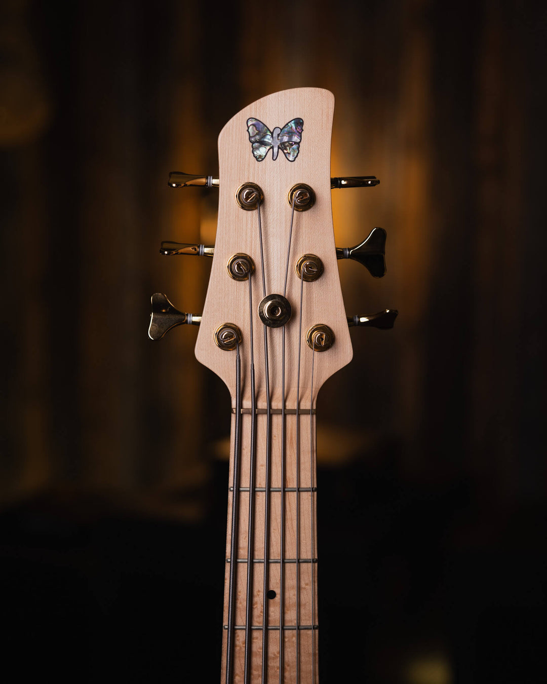 Fodera Emperor 6 Standard Special Poplar Burl 2023 - Bajo Eléctrico | Cuerpo • Modelo: Emperor 6 Standard Special• Madera: Alder • Top: Poplar Burl• Terminación: Satin Brazo • Madera: 3 Piezas de Hard-Rock Maple• Perfil: Standard • Terminación: Satin • Es