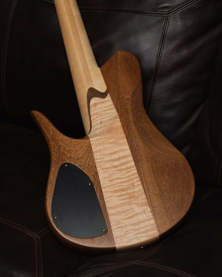 Fodera Imperial 5 Elite Poplar Burl - Bajo Eléctrico | Cuerpo • Modelo: Imperial • Madera: Mahogany, Flamed Maple Tone-Block • Top: Poplar Burl • Terminación: Matte Brazo • Madera: 3 Piezas de Hard-Rock Maple• Perfil: Thin/Fast• Terminación: Satin • Espac