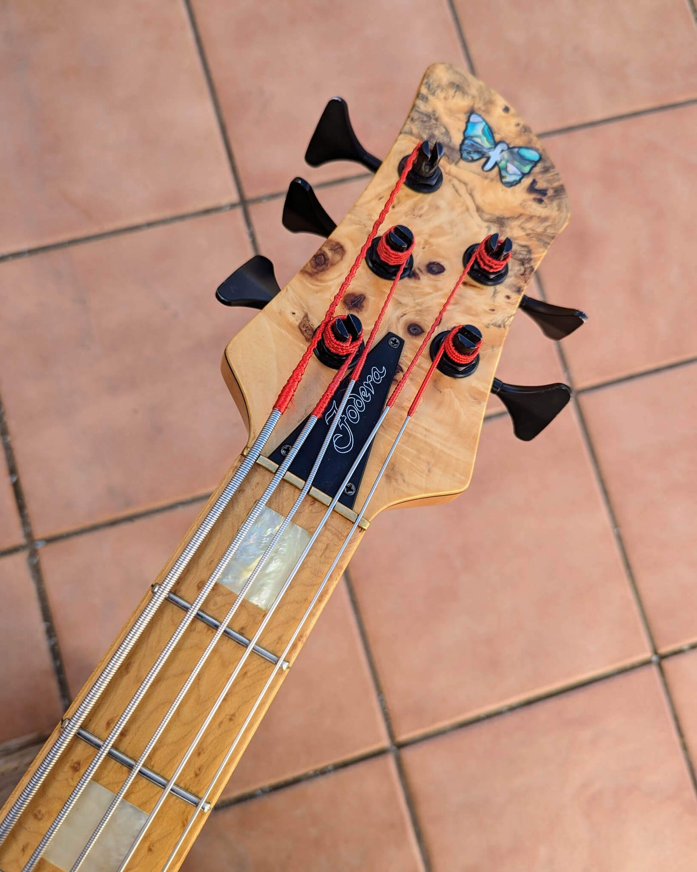 Fodera Imperial MG 5 Elite Buckeye Burl 2008 - Bajo Eléctrico | Cuerpo • Modelo: Imperial MG• Madera: Walnut• Top: Buckeye Burl • Terminación: Satin Brazo • Madera: 3-Pieces Maple• Perfil: Regular• Terminación: Satin • Espaciado: 19 mm• Escala: 34” • Nuez