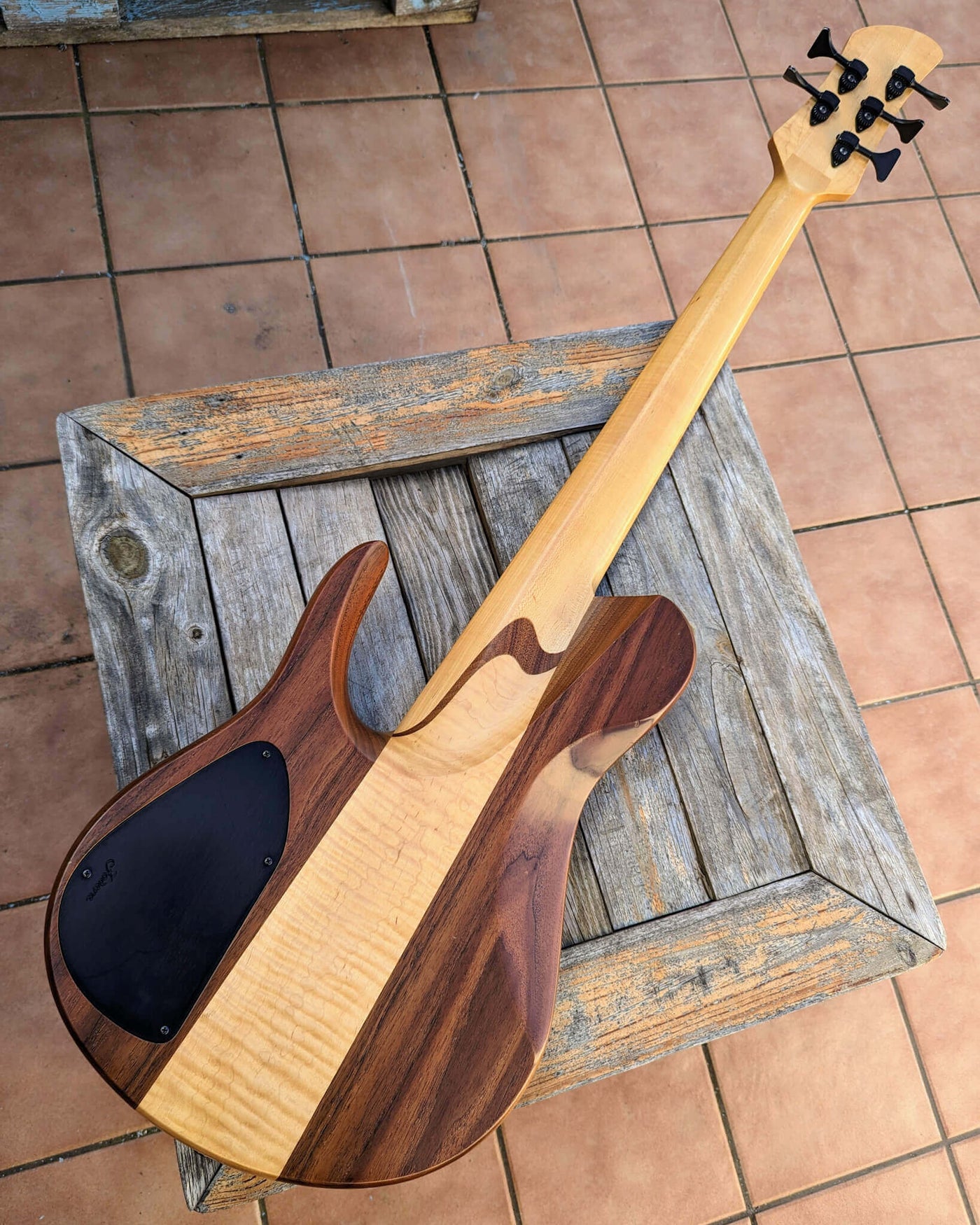 Fodera Imperial MG 5 Elite Buckeye Burl 2008 - Bajo Eléctrico | Cuerpo • Modelo: Imperial MG• Madera: Walnut• Top: Buckeye Burl • Terminación: Satin Brazo • Madera: 3-Pieces Maple• Perfil: Regular• Terminación: Satin • Espaciado: 19 mm• Escala: 34” • Nuez