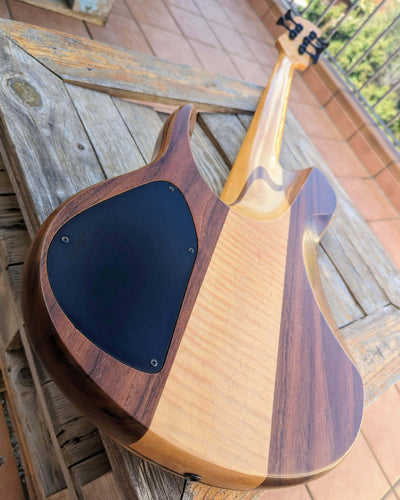 Fodera Imperial MG 5 Elite Buckeye Burl 2008 - Bajo Eléctrico | Cuerpo • Modelo: Imperial MG• Madera: Walnut• Top: Buckeye Burl • Terminación: Satin Brazo • Madera: 3-Pieces Maple• Perfil: Regular• Terminación: Satin • Espaciado: 19 mm• Escala: 34” • Nuez