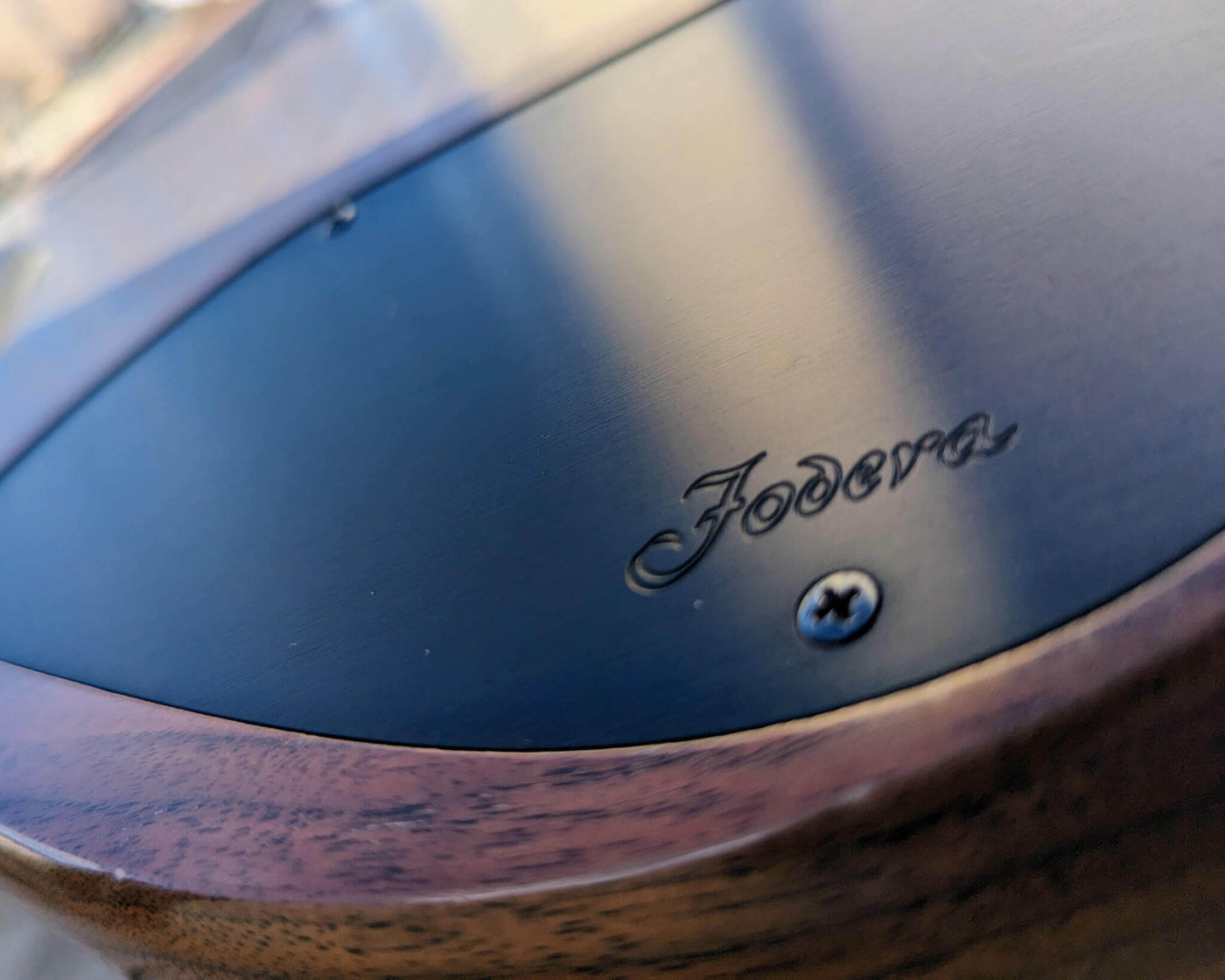 Fodera Imperial MG 5 Elite Buckeye Burl 2008 - Bajo Eléctrico | Cuerpo • Modelo: Imperial MG• Madera: Walnut• Top: Buckeye Burl • Terminación: Satin Brazo • Madera: 3-Pieces Maple• Perfil: Regular• Terminación: Satin • Espaciado: 19 mm• Escala: 34” • Nuez