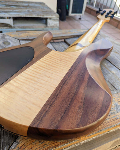 Fodera Imperial MG 5 Elite Buckeye Burl 2008 - Bajo Eléctrico | Cuerpo • Modelo: Imperial MG• Madera: Walnut• Top: Buckeye Burl • Terminación: Satin Brazo • Madera: 3-Pieces Maple• Perfil: Regular• Terminación: Satin • Espaciado: 19 mm• Escala: 34” • Nuez