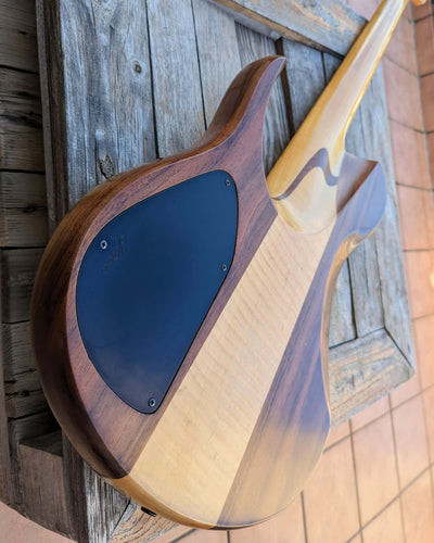 Fodera Imperial MG 5 Elite Buckeye Burl 2008 - Bajo Eléctrico | Cuerpo • Modelo: Imperial MG• Madera: Walnut• Top: Buckeye Burl • Terminación: Satin Brazo • Madera: 3-Pieces Maple• Perfil: Regular• Terminación: Satin • Espaciado: 19 mm• Escala: 34” • Nuez