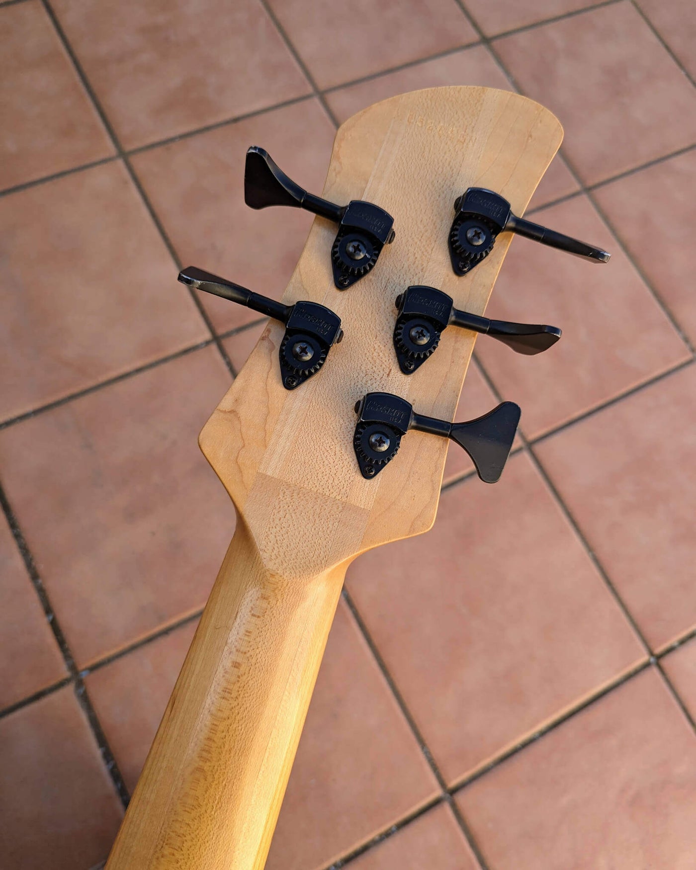 Fodera Imperial MG 5 Elite Buckeye Burl 2008 - Bajo Eléctrico | Cuerpo • Modelo: Imperial MG• Madera: Walnut• Top: Buckeye Burl • Terminación: Satin Brazo • Madera: 3-Pieces Maple• Perfil: Regular• Terminación: Satin • Espaciado: 19 mm• Escala: 34” • Nuez