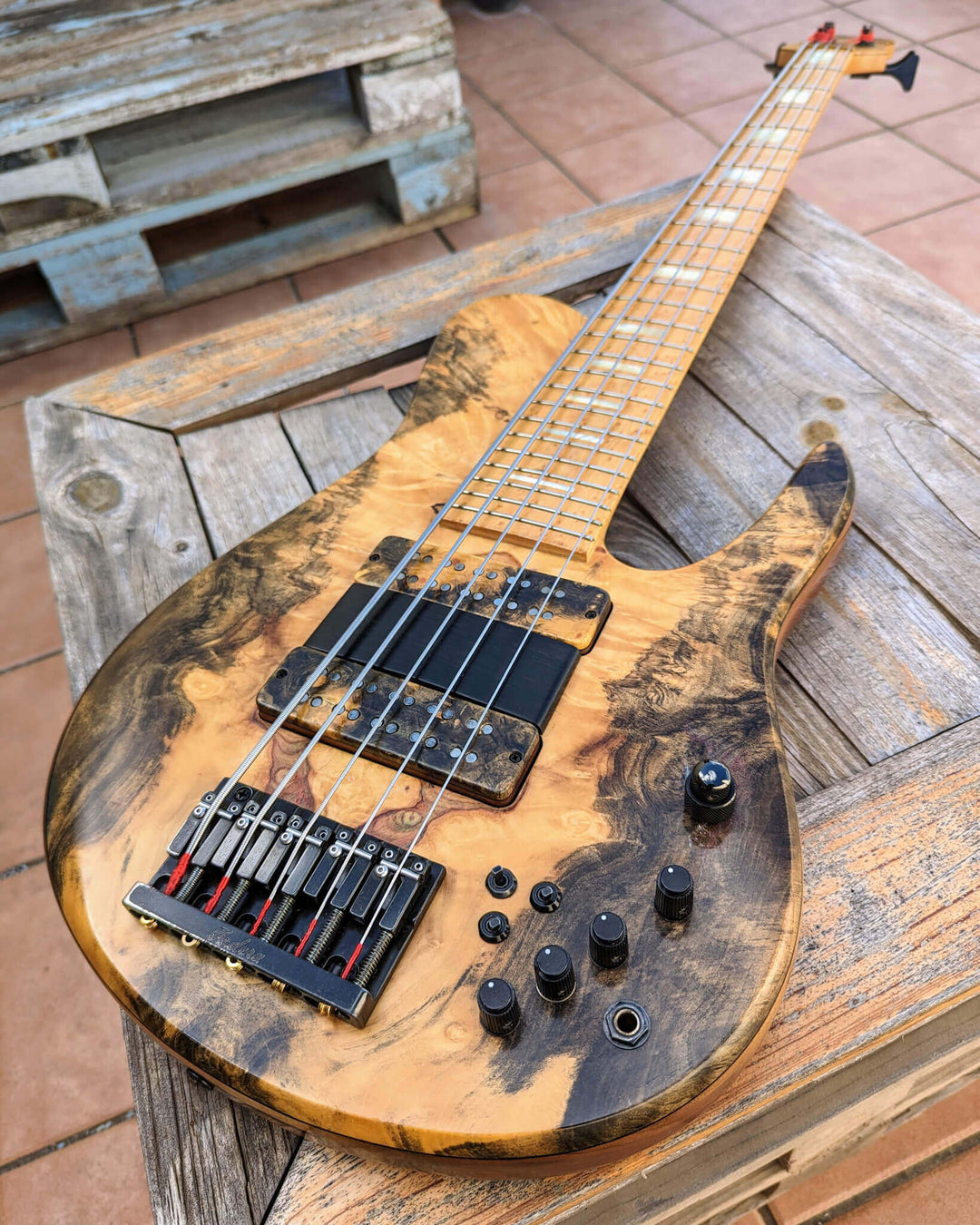 Fodera Imperial MG 5 Elite Buckeye Burl 2008 - Bajo Eléctrico | Cuerpo • Modelo: Imperial MG• Madera: Walnut• Top: Buckeye Burl • Terminación: Satin Brazo • Madera: 3-Pieces Maple• Perfil: Regular• Terminación: Satin • Espaciado: 19 mm• Escala: 34” • Nuez