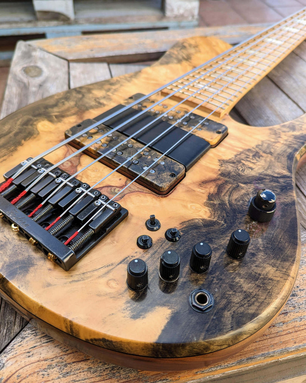 Fodera Imperial MG 5 Elite Buckeye Burl 2008 - Bajo Eléctrico | Cuerpo • Modelo: Imperial MG• Madera: Walnut• Top: Buckeye Burl • Terminación: Satin Brazo • Madera: 3-Pieces Maple• Perfil: Regular• Terminación: Satin • Espaciado: 19 mm• Escala: 34” • Nuez