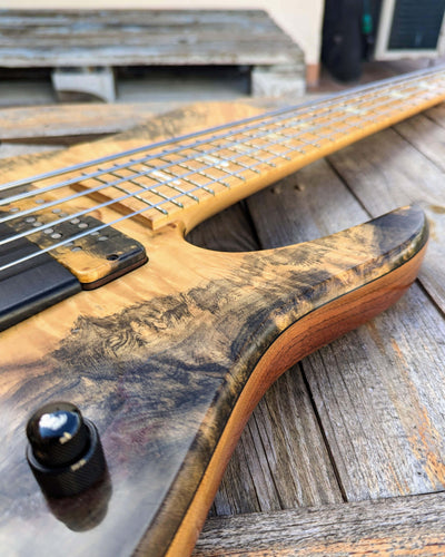 Fodera Imperial MG 5 Elite Buckeye Burl 2008 - Bajo Eléctrico | Cuerpo • Modelo: Imperial MG• Madera: Walnut• Top: Buckeye Burl • Terminación: Satin Brazo • Madera: 3-Pieces Maple• Perfil: Regular• Terminación: Satin • Espaciado: 19 mm• Escala: 34” • Nuez