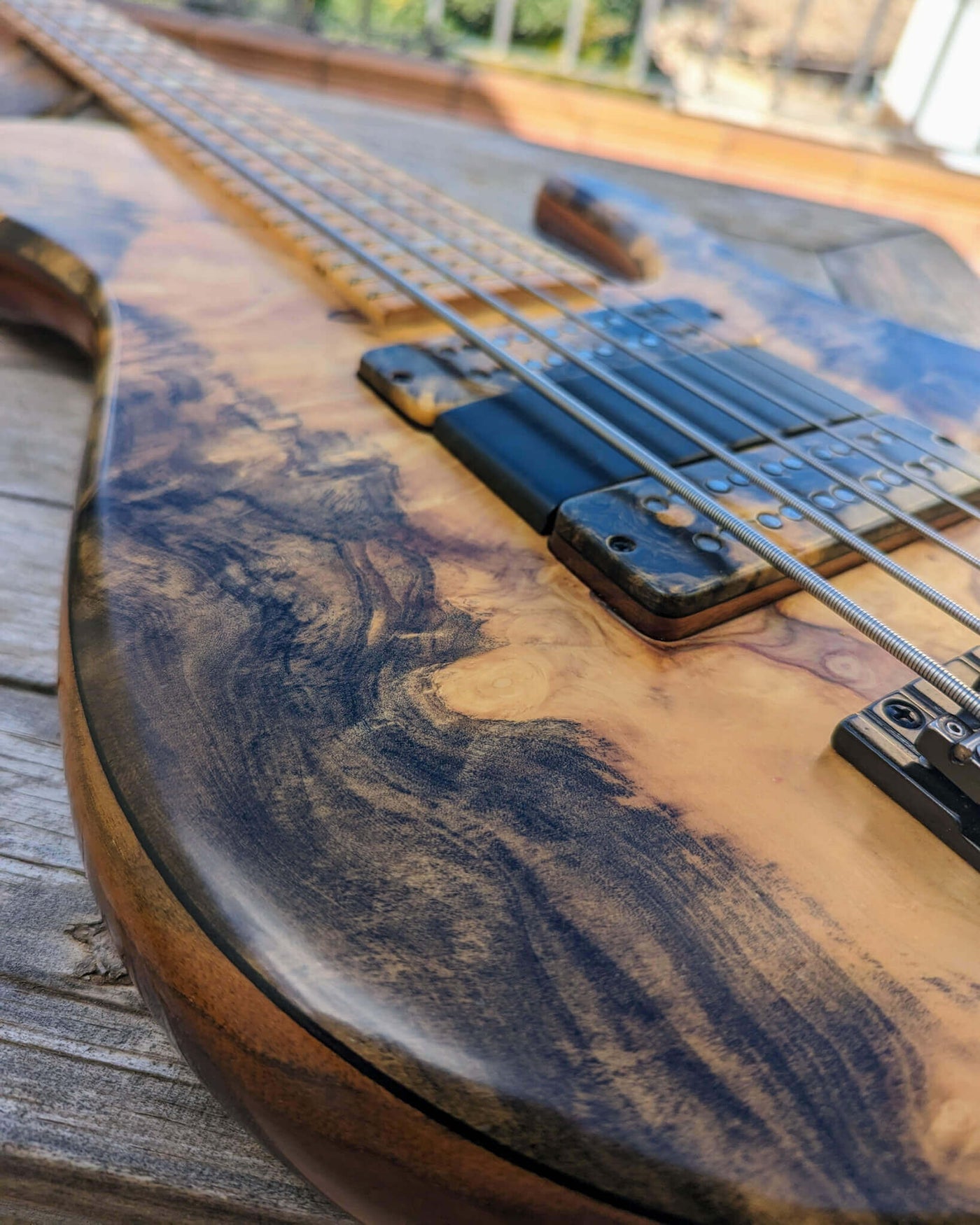 Fodera Imperial MG 5 Elite Buckeye Burl 2008 - Bajo Eléctrico | Cuerpo • Modelo: Imperial MG• Madera: Walnut• Top: Buckeye Burl • Terminación: Satin Brazo • Madera: 3-Pieces Maple• Perfil: Regular• Terminación: Satin • Espaciado: 19 mm• Escala: 34” • Nuez