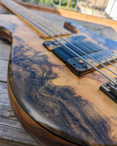 Fodera Imperial MG 5 Elite Buckeye Burl 2008 - Bajo Eléctrico | Cuerpo • Modelo: Imperial MG• Madera: Walnut• Top: Buckeye Burl • Terminación: Satin Brazo • Madera: 3-Pieces Maple• Perfil: Regular• Terminación: Satin • Espaciado: 19 mm• Escala: 34” • Nuez