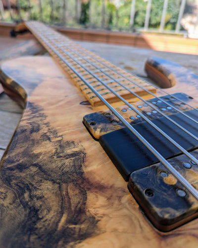 Fodera Imperial MG 5 Elite Buckeye Burl 2008 - Bajo Eléctrico | Cuerpo • Modelo: Imperial MG• Madera: Walnut• Top: Buckeye Burl • Terminación: Satin Brazo • Madera: 3-Pieces Maple• Perfil: Regular• Terminación: Satin • Espaciado: 19 mm• Escala: 34” • Nuez