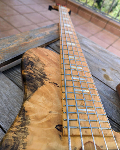 Fodera Imperial MG 5 Elite Buckeye Burl 2008 - Bajo Eléctrico | Cuerpo • Modelo: Imperial MG• Madera: Walnut• Top: Buckeye Burl • Terminación: Satin Brazo • Madera: 3-Pieces Maple• Perfil: Regular• Terminación: Satin • Espaciado: 19 mm• Escala: 34” • Nuez