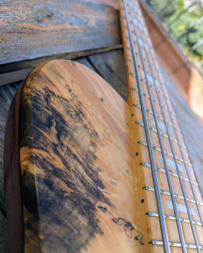 Fodera Imperial MG 5 Elite Buckeye Burl 2008 - Bajo Eléctrico | Cuerpo • Modelo: Imperial MG• Madera: Walnut• Top: Buckeye Burl • Terminación: Satin Brazo • Madera: 3-Pieces Maple• Perfil: Regular• Terminación: Satin • Espaciado: 19 mm• Escala: 34” • Nuez