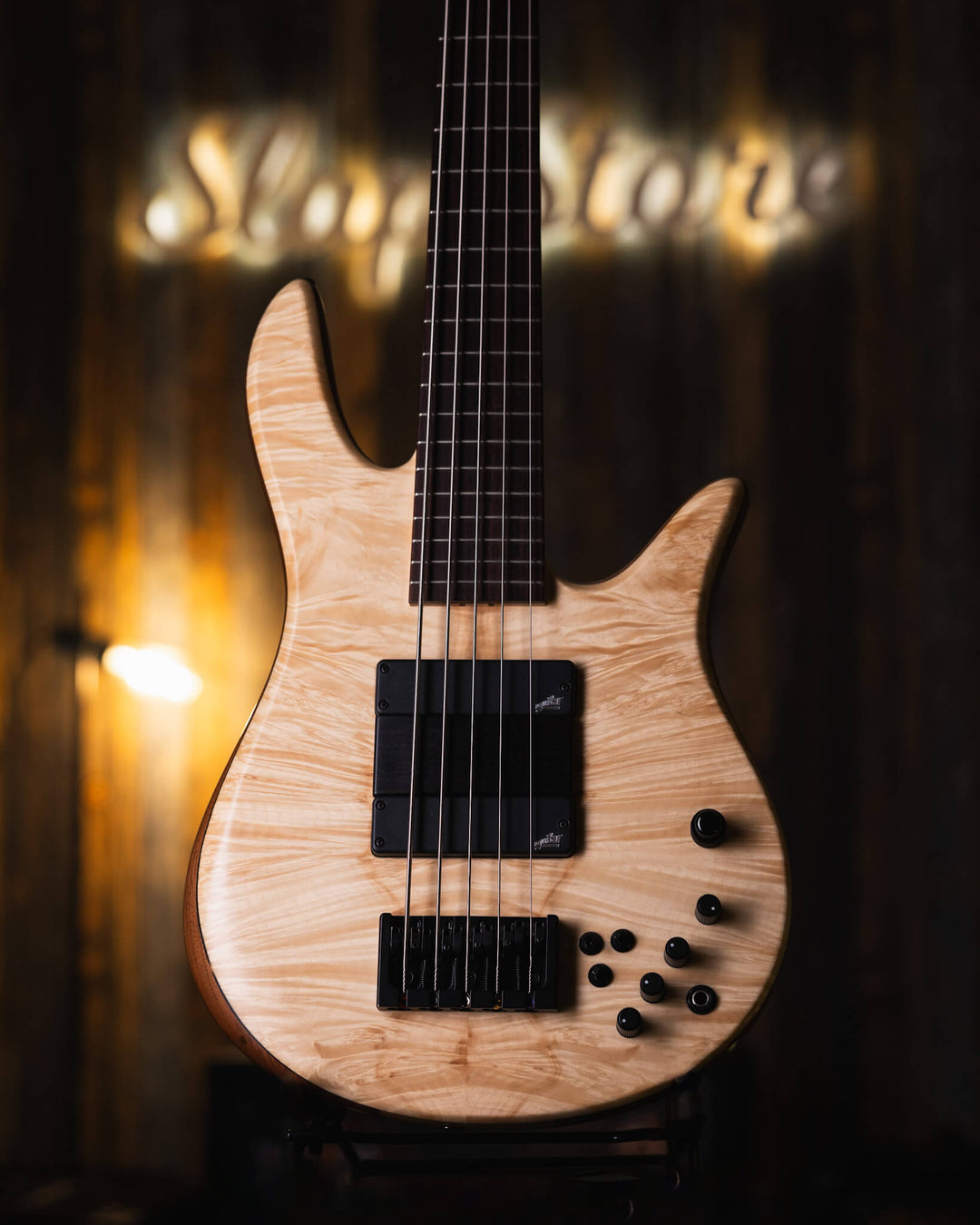 Fodera Monarch 5 Deluxe Box Elder 2021 - Bajo Eléctrico | Cuerpo • Modelo: Monarch• Madera: Alder / Walnut• Terminación: Matte Brazo • Madera: 3 Piezas de Hard-Rock Maple• Perfil: Thin/Fast• Terminación: Satin • Espaciado: 16.5 mm• Escala: 30,75” • Nuez: