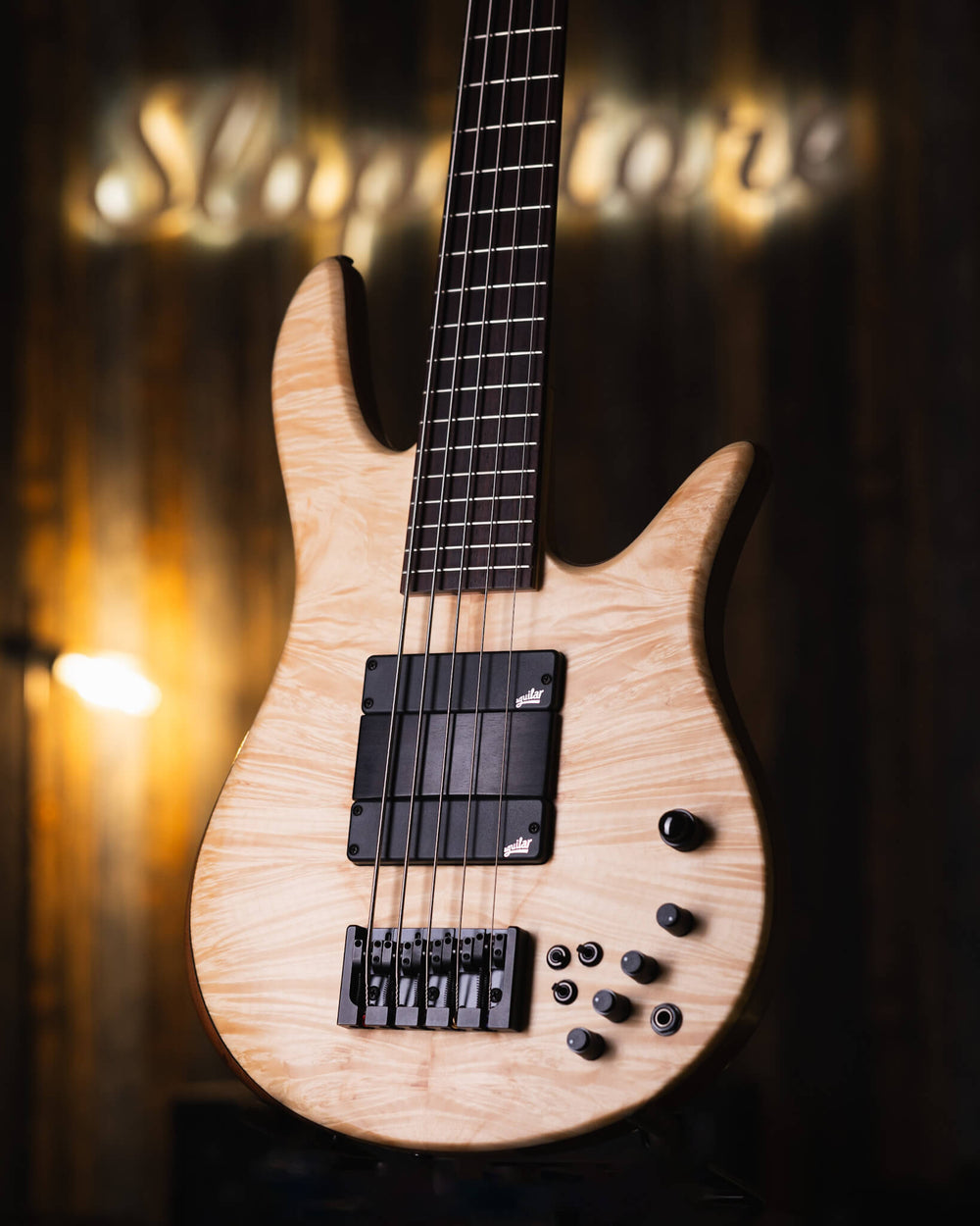 Fodera Monarch 5 Deluxe Box Elder 2021 - Bajo Eléctrico | Cuerpo • Modelo: Monarch• Madera: Alder / Walnut• Terminación: Matte Brazo • Madera: 3 Piezas de Hard-Rock Maple• Perfil: Thin/Fast• Terminación: Satin • Espaciado: 16.5 mm• Escala: 30,75” • Nuez: