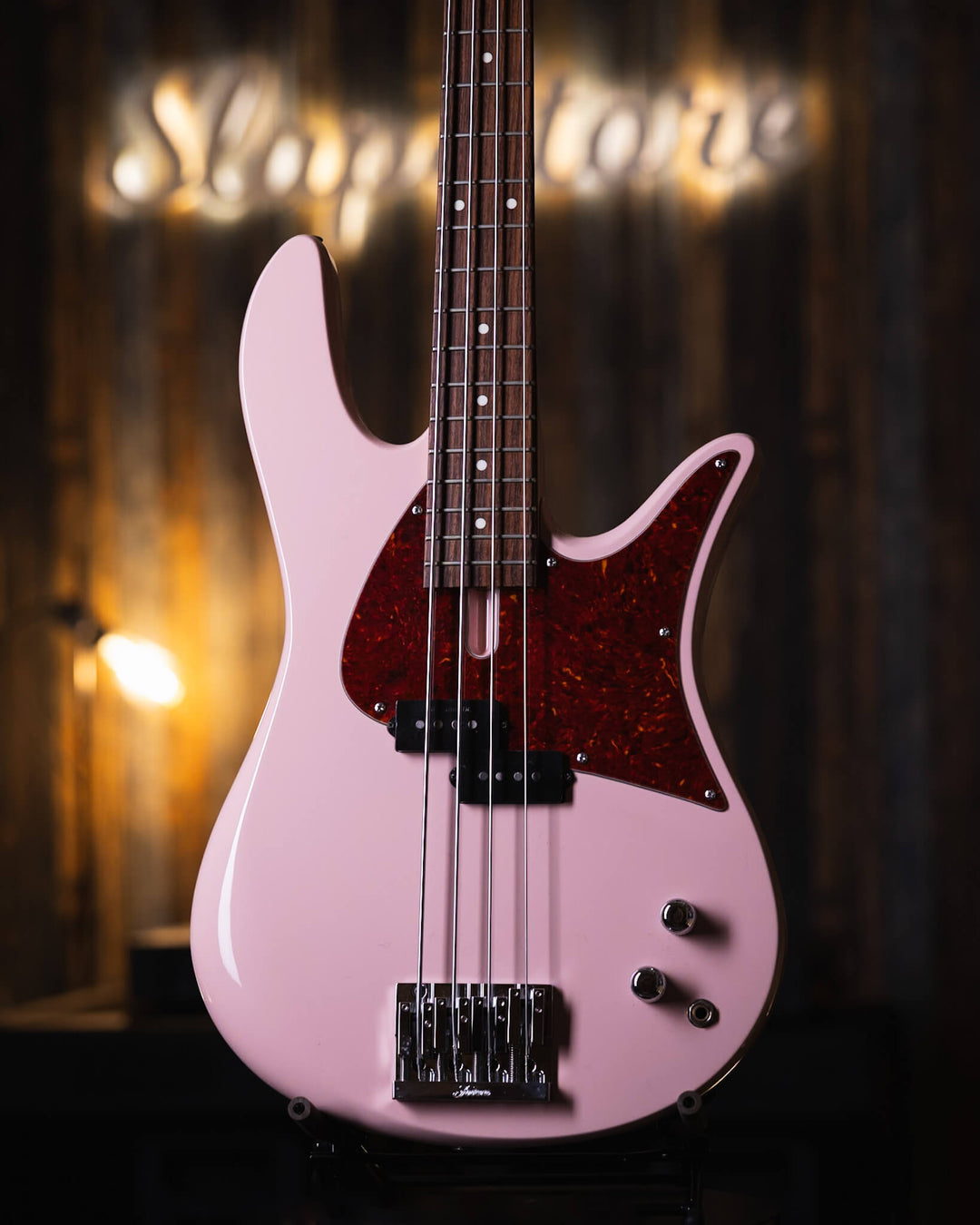 Fodera Monarch P Standard Classic Shell Pink 2019 - Bajo Eléctrico | Cuerpo • Modelo: Monarch P Standard Classic• Color: Shell Pink • Terminación: Gloss Brazo • Madera: 3-piece Hard Rock Maple• Perfil: “C”• Terminación: Satin • Espaciado: 19 mm• Escala: 3