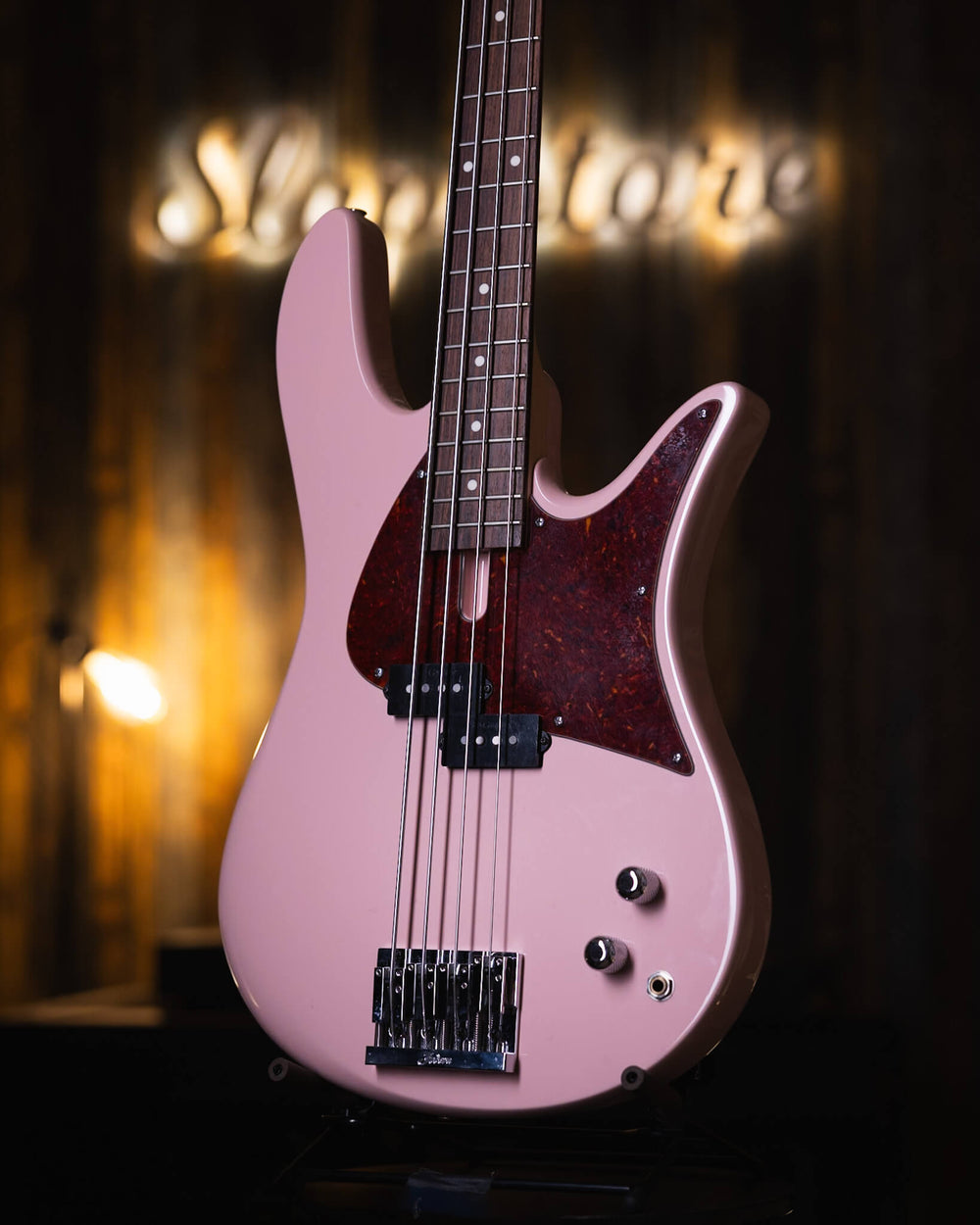 Fodera Monarch P Standard Classic Shell Pink 2019 - Bajo Eléctrico | Cuerpo • Modelo: Monarch P Standard Classic• Color: Shell Pink • Terminación: Gloss Brazo • Madera: 3-piece Hard Rock Maple• Perfil: “C”• Terminación: Satin • Espaciado: 19 mm• Escala: 3