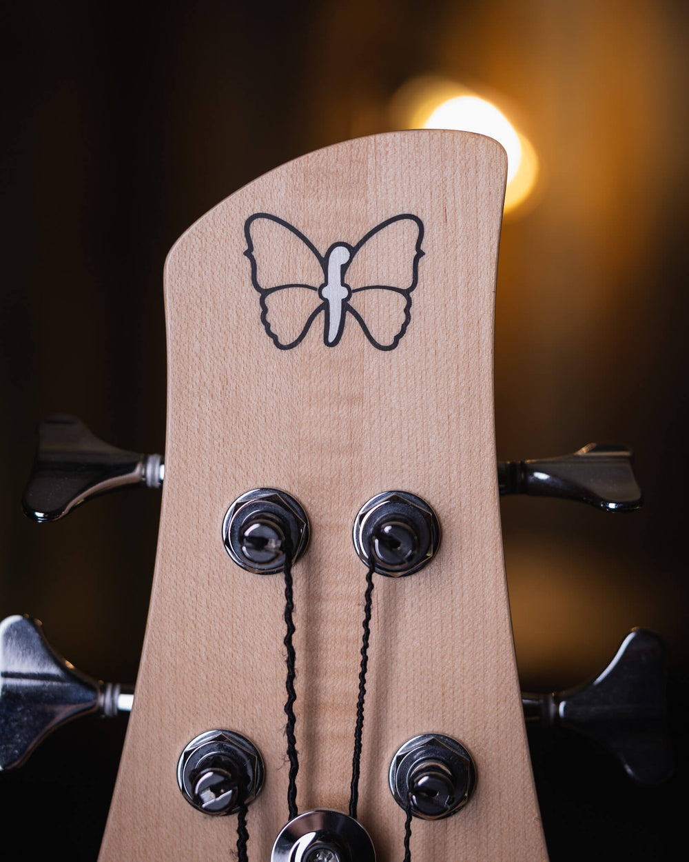 Fodera Monarch P Standard Classic Shell Pink 2019 - Bajo Eléctrico | Cuerpo • Modelo: Monarch P Standard Classic• Color: Shell Pink • Terminación: Gloss Brazo • Madera: 3-piece Hard Rock Maple• Perfil: “C”• Terminación: Satin • Espaciado: 19 mm• Escala: 3