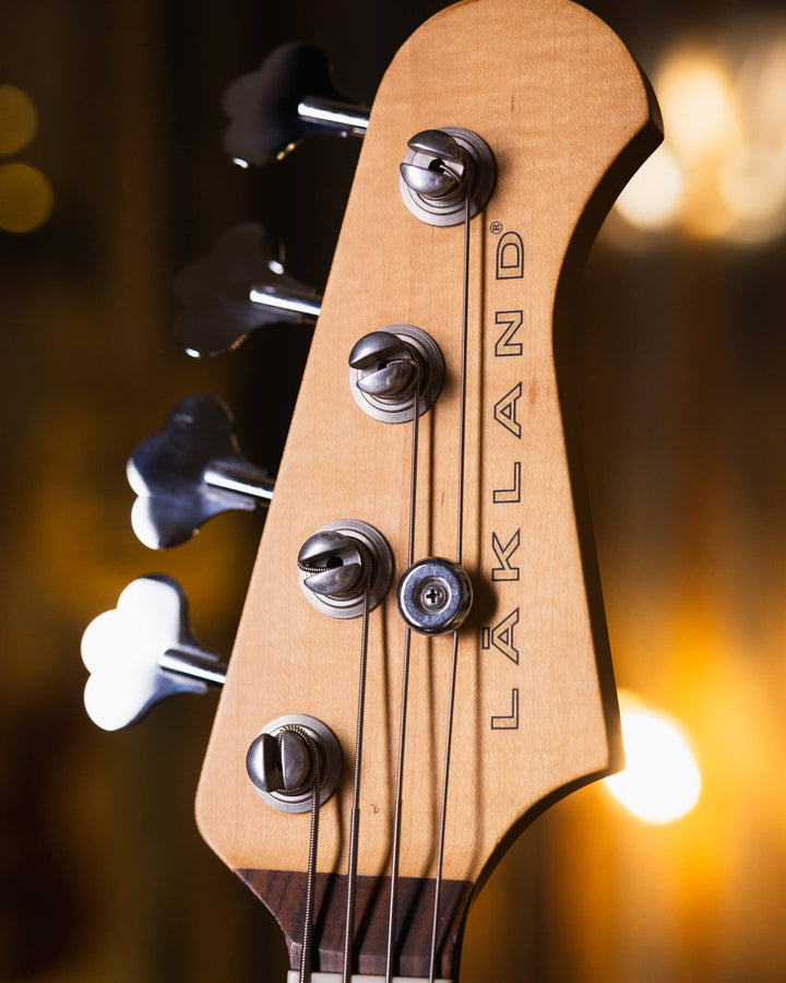 Lakland USA 44-60 (Joe Osborne) Burdgundy Mist 2004 - Bajo Eléctrico | Trabajamos en el diseño de este instrumento para combinar los atributos más deseables de un J-bass vintage (el mástil delgado de la era de 1960, perillas de control concéntricas y las