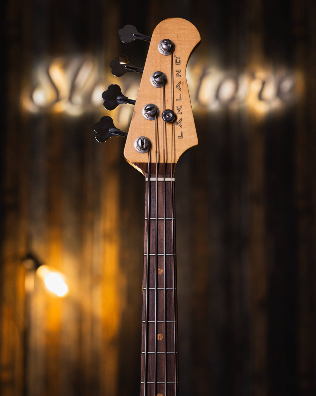 Lakland USA 44-60 (Joe Osborne) Burdgundy Mist 2004 - Bajo Eléctrico | Trabajamos en el diseño de este instrumento para combinar los atributos más deseables de un J-bass vintage (el mástil delgado de la era de 1960, perillas de control concéntricas y las
