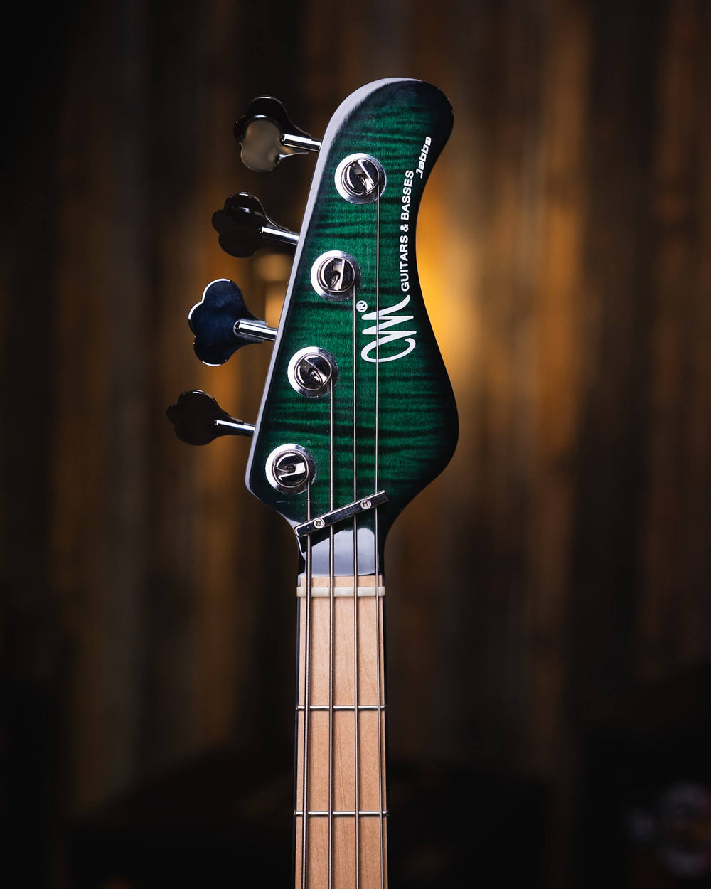Mayones Jabba Classic 4 Trans Green Burst 2014 - Bajo Eléctrico | El Mayones Jabba es un bajo eléctrico, diseñado para ofrecer un equilibrio excepcional entre tono, comodidad y estética. Pertenece a la serie "Jabba", que se caracteriza por su cuerpo sólid
