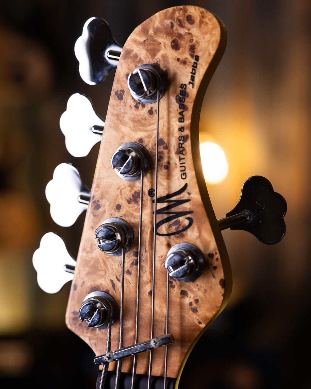 Mayones Jabba 5 Custom Poplar Burl 2011 - Bajo Eléctrico | El Mayones Jabba es un bajo eléctrico, diseñado para ofrecer un equilibrio excepcional entre tono, comodidad y estética. Pertenece a la serie "Jabba", que se caracteriza por su cuerpo sólido de As
